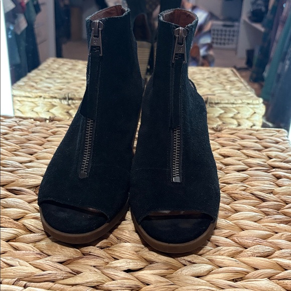 Lucky Brand Obaha Suede Peep Toe Bootie Size 6 - Picture 4 of 4